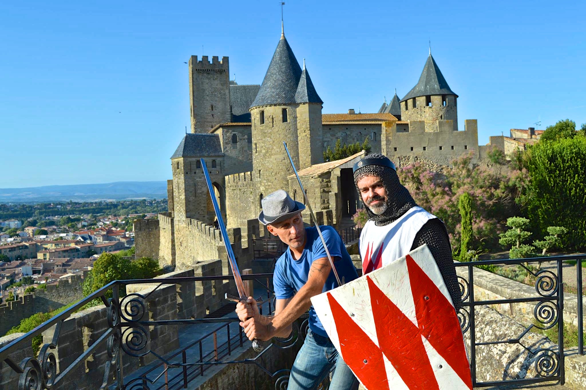 Pose sur les remparts de la Cité, Carcassonne